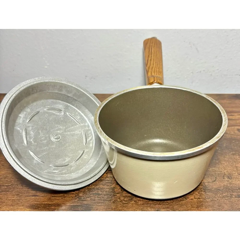 Vintage Club Classic 1 Aluminum 1 Qt Almond Stock Pot with a lid- Wood Handles